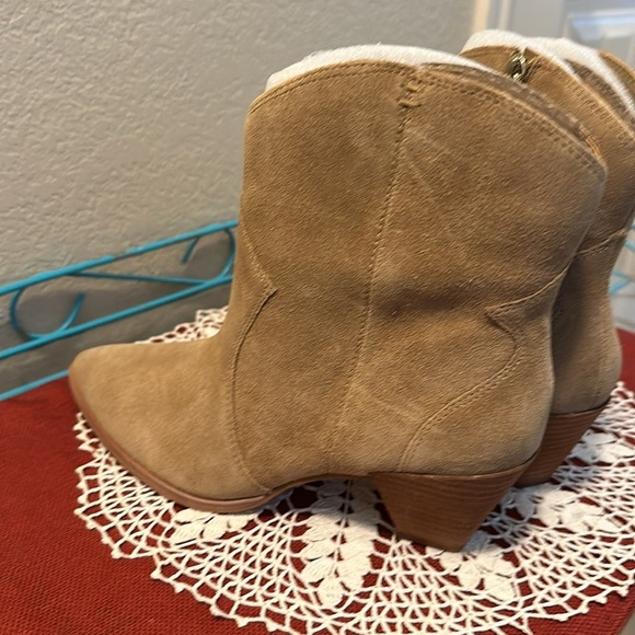 Nwt Vince Camuto bootie. Size 6.5. Suede. Heel 2.5” - Picture 5 of 8